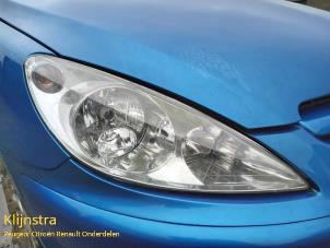 Used Headlight, right Peugeot 307 SW (3H) 1.6 16V Price on request offered by Fa. Klijnstra & Zn. VOF