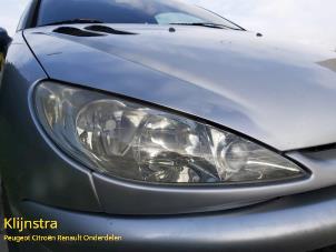 Używane Reflektor prawy Peugeot 206 (2A/C/H/J/S) 2.0 XS,XT HDi Cena na żądanie oferowane przez Fa. Klijnstra & Zn. VOF