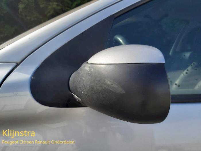 Außenspiegel links van een Peugeot 206 (2A/C/H/J/S) 2.0 XS,XT HDi 2004