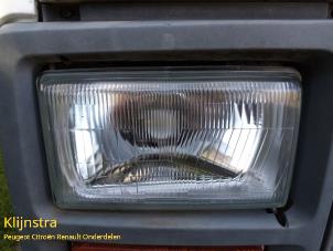 Used Headlight, right Peugeot J5 (280P) 2.5 D Price on request offered by Fa. Klijnstra & Zn. VOF