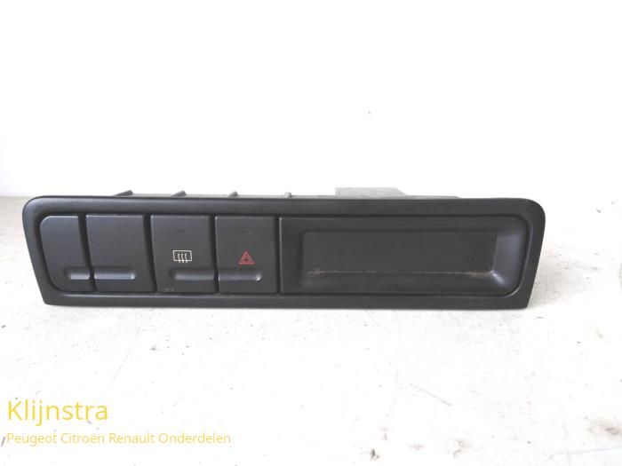 Begagnade Innerdisplay Peugeot 406 Coupé (8C) 2.9 V6 24V Pris € 65,00 Marginaltabell erbjuds av Fa. Klijnstra & Zn. VOF