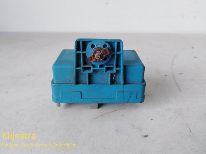 Glow plug relay from a Peugeot 205 II (20A/C) 1.9 D 1991