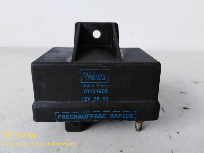Glow plug relay from a Peugeot 405 I (15B) 1.8 SRTD 1992