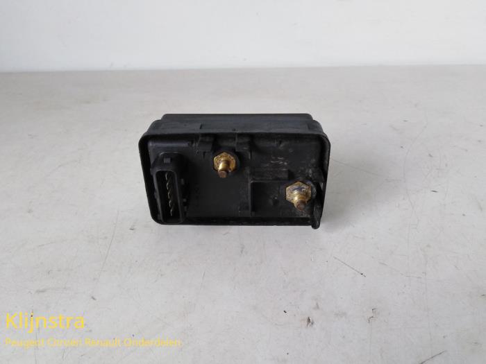 Glow plug relay from a Peugeot 405 I (15B) 1.9 GLD,GXD,GRD,SRD 1992