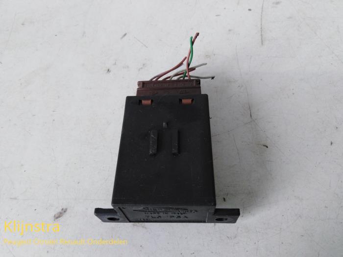 Glow plug relay from a Peugeot 406 Break (8E/F) 2.0 HDi 90 2000