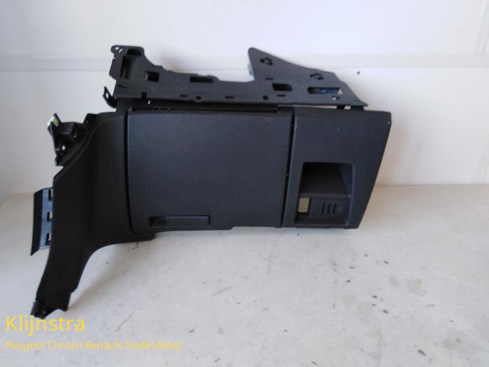 Begagnade Handskfack Peugeot 3008 Pris € 50,00 Marginaltabell erbjuds av Fa. Klijnstra & Zn. VOF