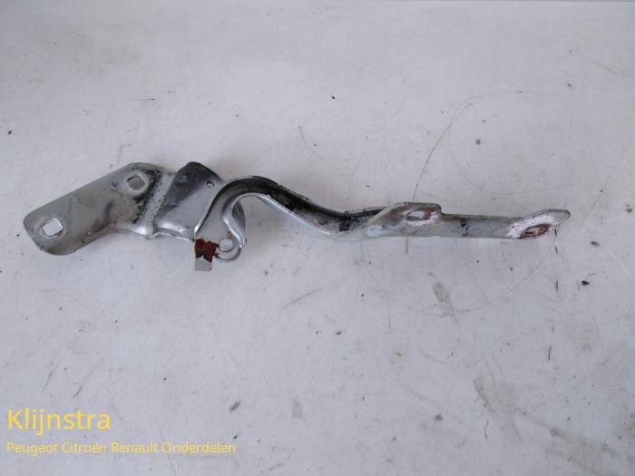 Bonnet Hinge from a Renault Clio III (BR/CR) 1.2 16V 65 2005