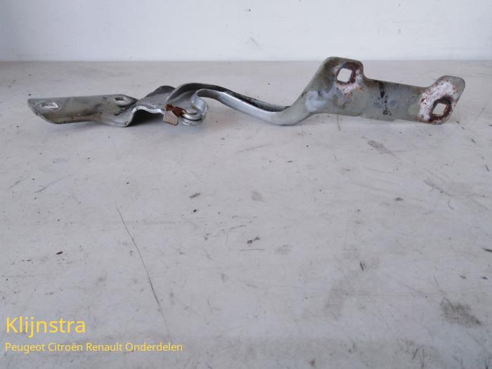 Bonnet Hinge from a Renault Clio III (BR/CR) 1.2 16V 65 2005