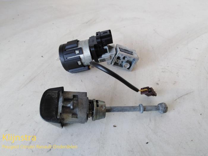 Set of locks from a Peugeot 3008 2014