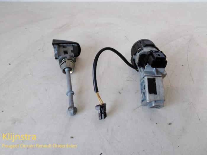 Set of locks from a Peugeot 3008 2014