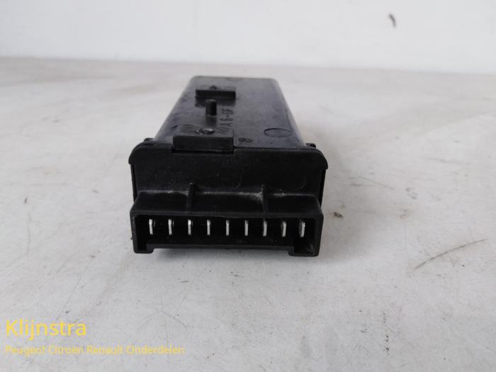 Central door locking relay from a Peugeot 106 II 1.1 XN,XR,XT,Accent 2003