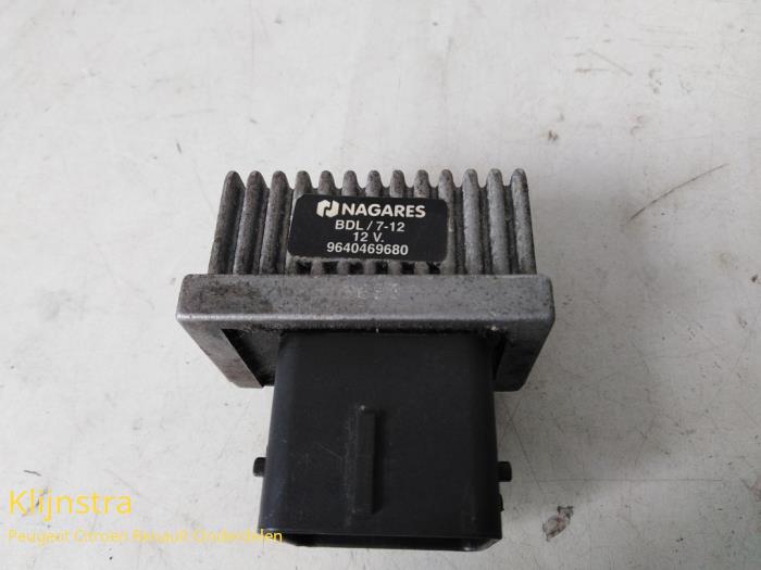 Glow plug relay from a Citroën Xsara Picasso (CH) 1.6 HDi 16V 110 2004