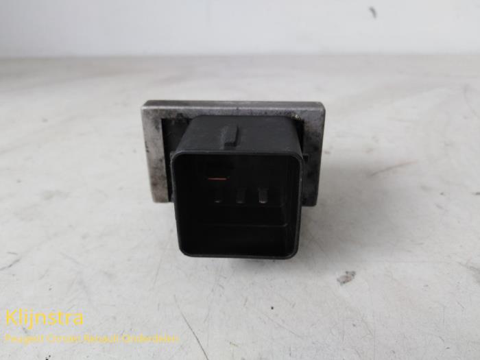 Glow plug relay from a Citroën Xsara Picasso (CH) 1.6 HDi 16V 110 2004