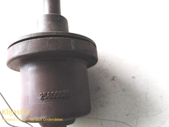 Vacuum relay from a Peugeot 206 (2A/C/H/J/S) 1.4 XR,XS,XT,Gentry 2001