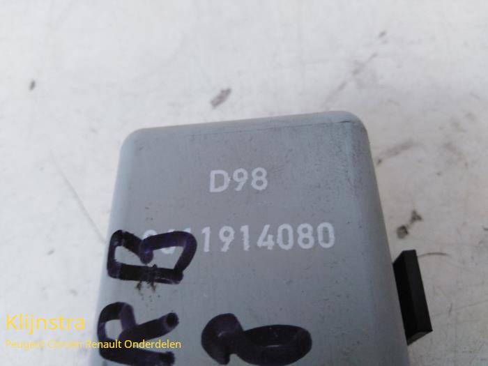 Central door locking relay from a Peugeot Partner 1.8 1998