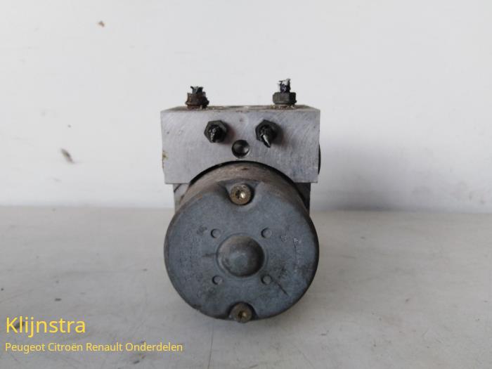 Usagé Pompe ABS Peugeot 306 Break (7E) 1.8i 16V Prix € 50,00 Règlement à la marge proposé par Fa. Klijnstra & Zn. VOF