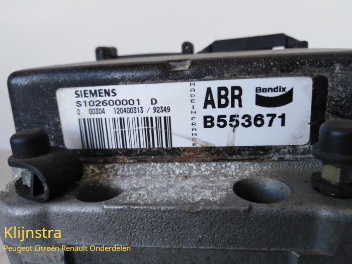 ABS Pumpe van een Peugeot 306 (7A/C/S) 1.1i XN,XA 1993