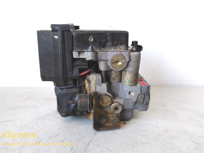 ABS Pumpe van een Peugeot 306 (7A/C/S) 1.1i XN,XA 1993