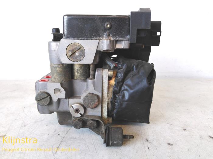 ABS Pumpe van een Peugeot 306 (7A/C/S) 1.1i XN,XA 1993