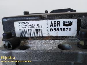 ABS Pumpe van een Peugeot 306 (7A/C/S) 1.1i XN,XA 1993