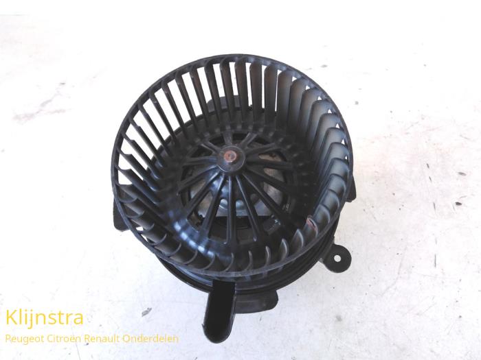 Heating and ventilation fan motor from a Peugeot 307 SW (3H) 1.6 HDi 16V 2005