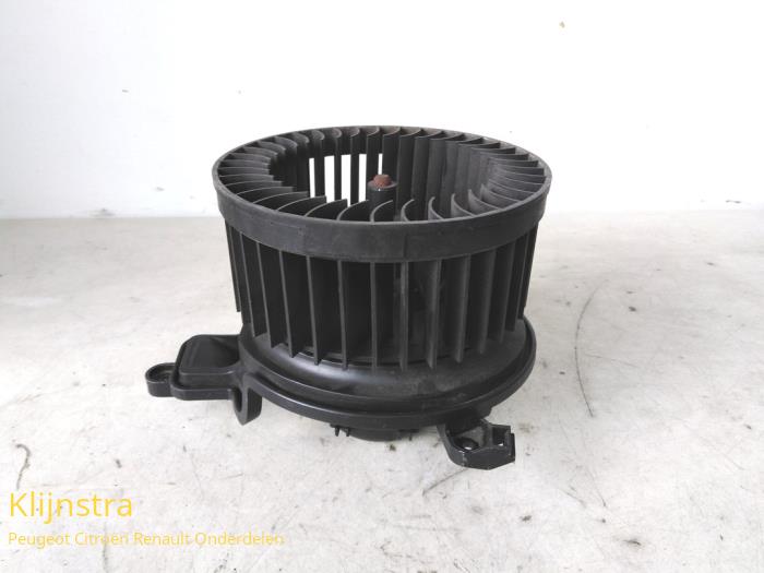 Heating and ventilation fan motor from a Citroën Berlingo 1.9 D Kat. 2004
