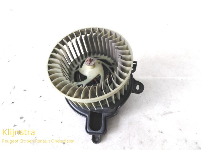 Heating and ventilation fan motor from a Citroën Berlingo 1.9 Di 1999