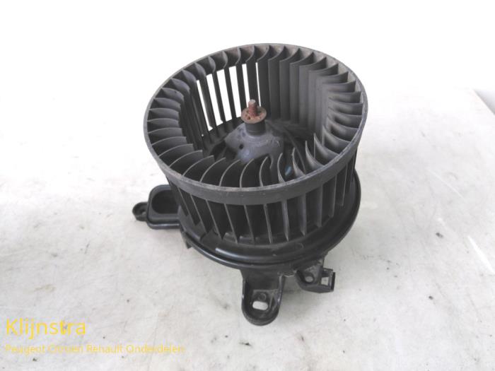 Heating and ventilation fan motor from a Citroën Berlingo 1.9 Di 1998