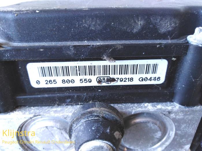 Pompe ABS d'un Renault Clio III (BR/CR) 1.2 16V 65 2008