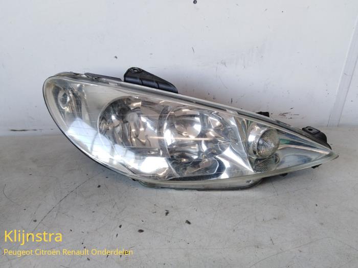 Headlight, right from a Peugeot 206 SW (2E/K) 1.4 HDi 2004