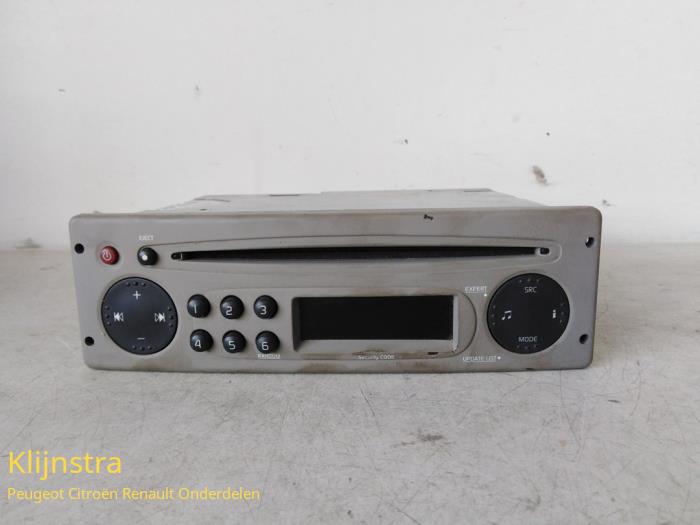 Reproductor de CD y radio de un Renault Twingo II (CN) 1.2 2008