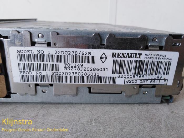Radio CD player from a Renault Thalia II (LB) 1.2 16V 2003
