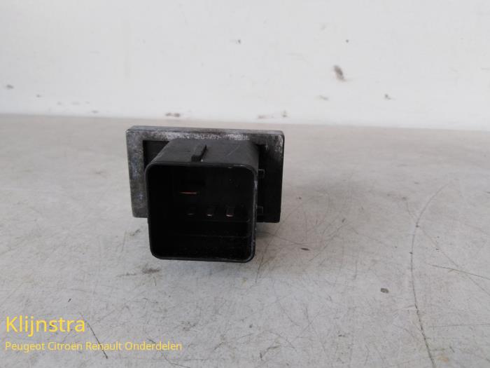 Glow plug relay from a Renault Megane II Grandtour (KM) 1.5 dCi 85 2005
