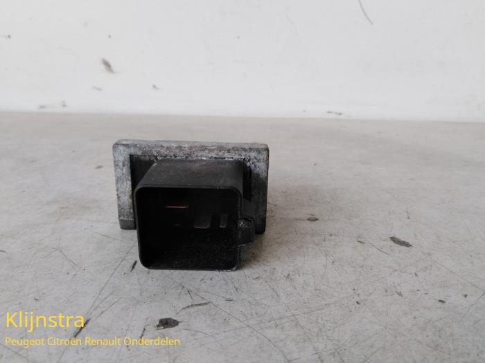 Glow plug relay from a Renault Master 2006