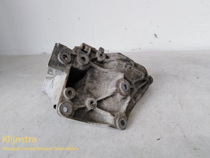 Air conditioning bracket from a Peugeot 3008 2014
