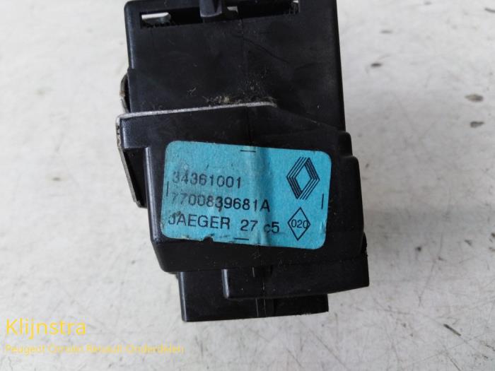 Interruptor de luz de un Renault Twingo (C06) 1.2 SPi Phase I 1995
