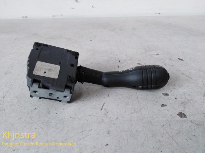 Interruptor de limpiaparabrisas de un Renault Twingo (C06) 1.2 SPi Phase I 1996