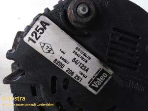 Dynamo van een Renault Espace (JE) 2.2 dCi 130 16V 2002