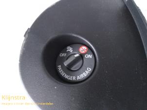 Usados Interruptor de airbag Renault Twingo Precio de solicitud ofrecido por Fa. Klijnstra & Zn. VOF