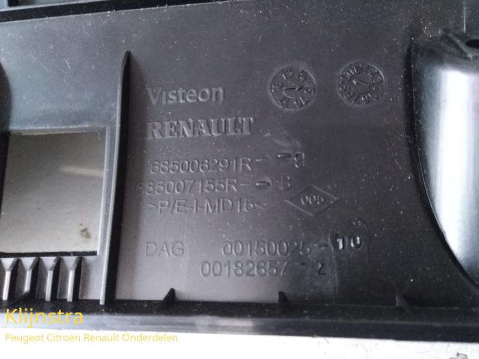 Schowek w desce rozdzielczej z Renault Twingo 2015