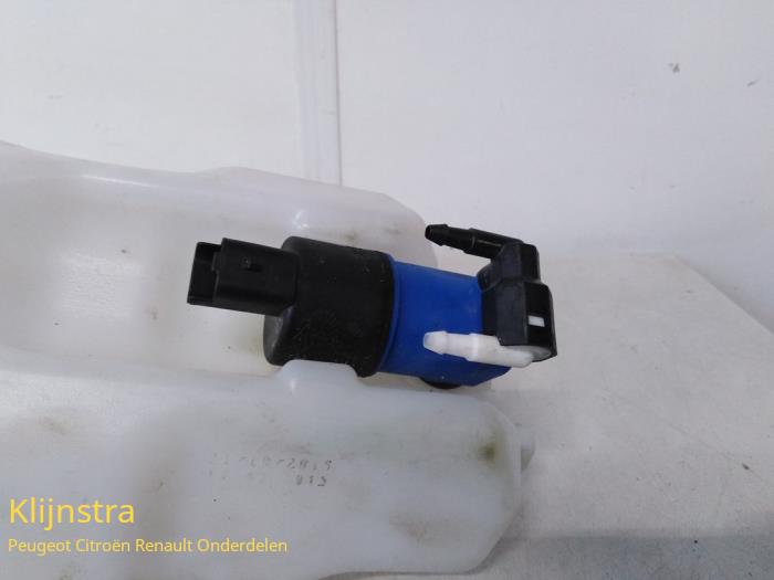 Front windscreen washer reservoir from a Renault Twingo 2015