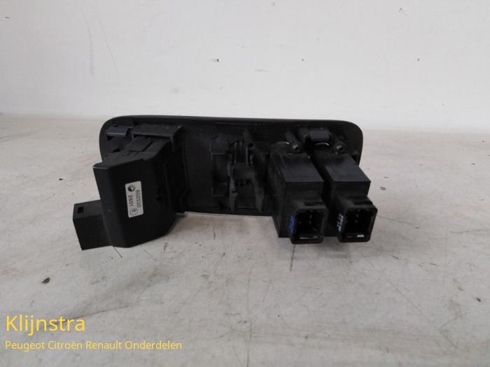 Rear window heating switch from a Renault Espace (JE) 3.0i V6 RXT 1998