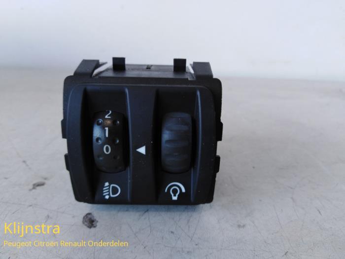 Używane Sciemniacz kokpitowy Renault Clio II (BB/CB) 1.4 Cena na żądanie oferowane przez Fa. Klijnstra & Zn. VOF