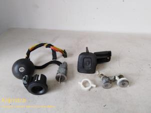 Used Set of cylinder locks (complete) Renault Clio II (BB/CB) 1.4 Price on request offered by Fa. Klijnstra & Zn. VOF