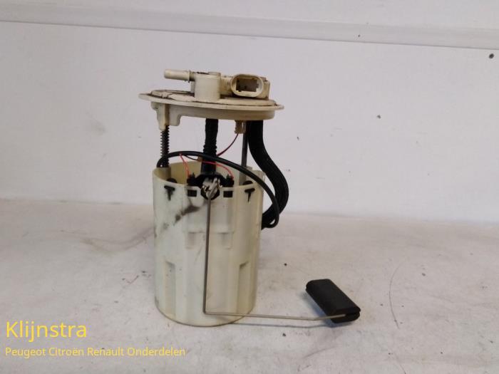 Used Petrol pump Renault Laguna II (BG) 1.9 dCi 120 Price on request offered by Fa. Klijnstra & Zn. VOF