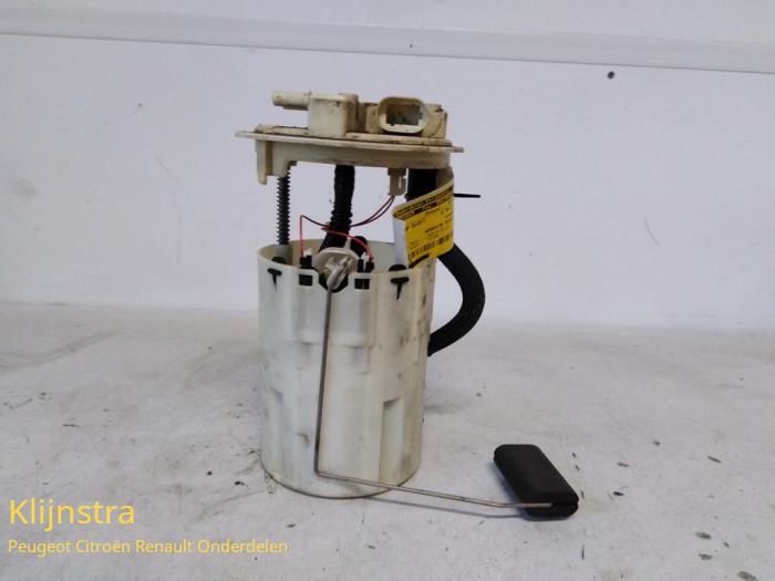 Used Petrol pump Renault Laguna Price on request offered by Fa. Klijnstra & Zn. VOF