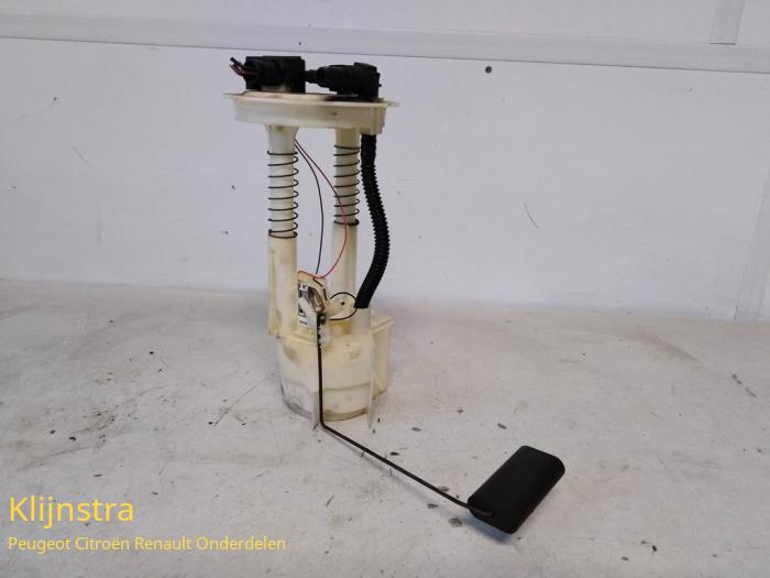 Used Petrol pump Renault Laguna I Grandtour (K56) 1.9 dTi Price on request offered by Fa. Klijnstra & Zn. VOF
