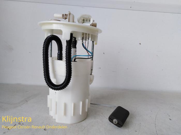 Used Petrol pump Renault Trafic New (JL) 1.9 dCi 100 16V Price on request offered by Fa. Klijnstra & Zn. VOF