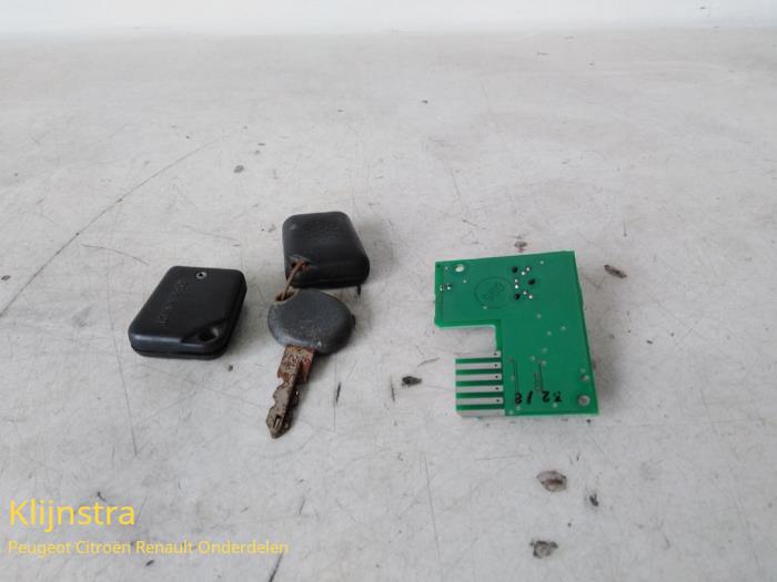 Cerradura de contacto y llave de un Renault Espace (JE) 2.2 dT 12V 1998