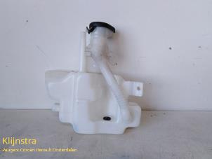 Usagé Réservoir lave-glace arrière Renault Safrane I 2.2i Si 8V Prix sur demande proposé par Fa. Klijnstra & Zn. VOF